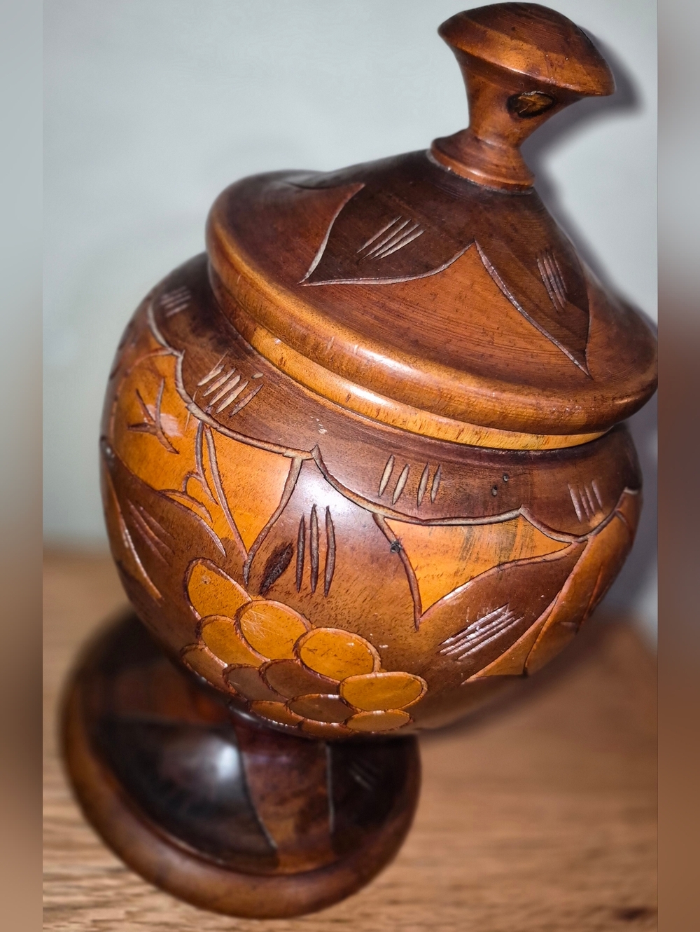 Vintage Hand-Carved Wooden Jar with a pedestal base and lid L, Golk Art - Picture 4 of 5